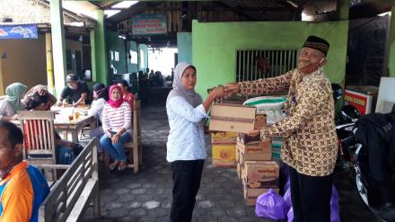 Pemerintah Desa Parangtritis Berikan Bantuan Logistik Pemilik Warung Makan Yang Terdampak Abrasi