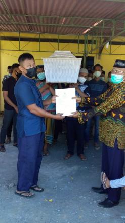 Penyerahan akta simpati oleh pemerintah Kalurahan Parangtritis kepada Keluarga Ahli Waris Alm. Kyai 